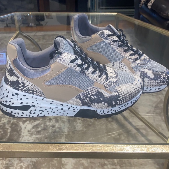 Shoes - Steve Madden sneakers